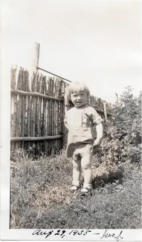 Black-and-white pre-1950 photograph before hand colorization by MemoryCherish artists