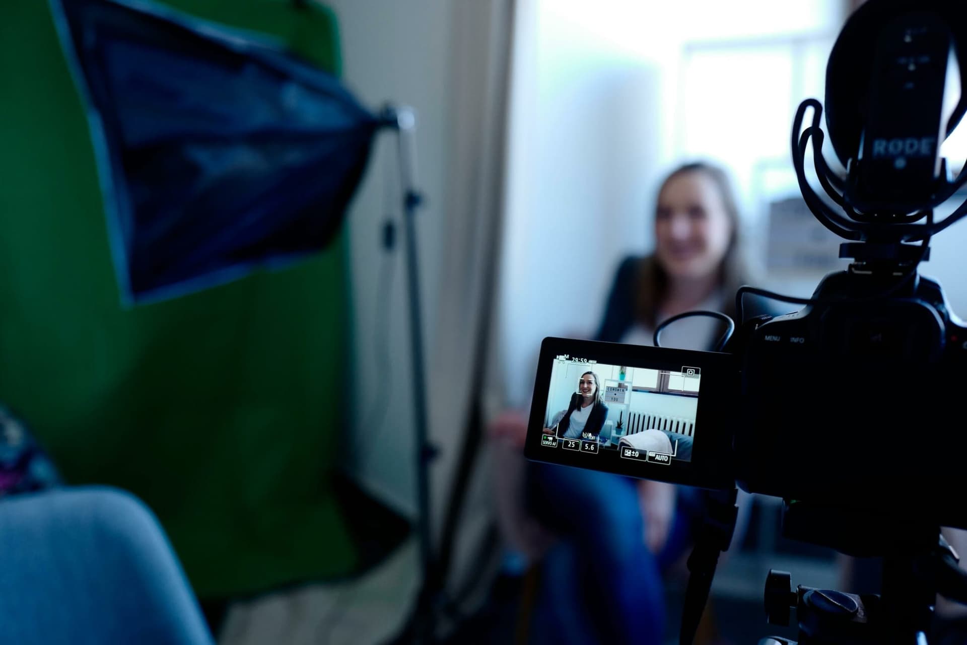 5 Fascinating Celebrity Interviews: Insight into Senior Entertainment Icons