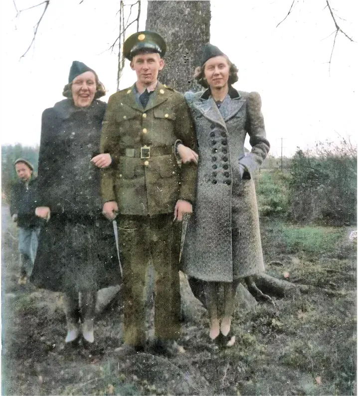 Black-and-white pre-1950 photograph before hand colorization by MemoryCherish artists