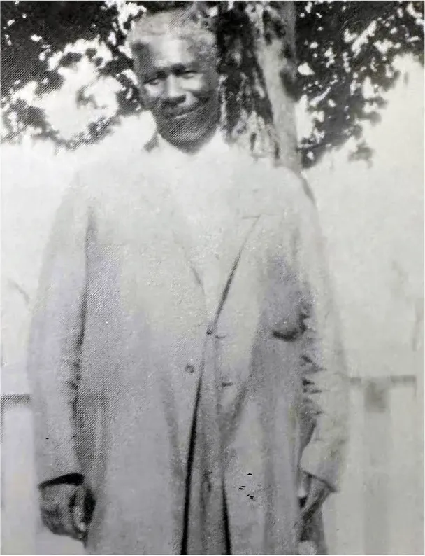 Black-and-white pre-1950 photograph before hand colorization by MemoryCherish artists