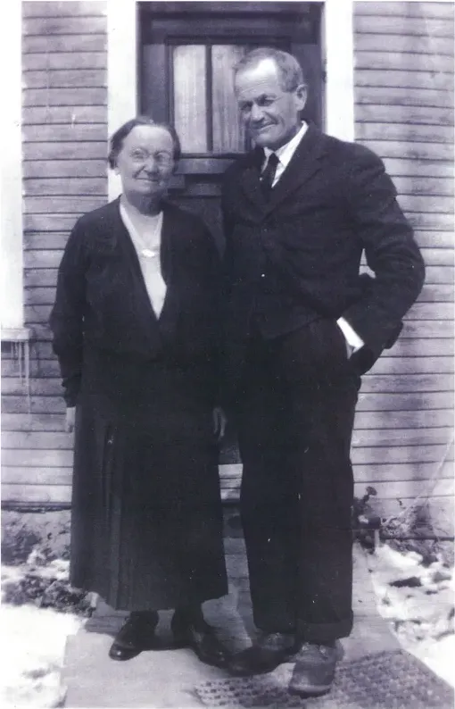 Fading on a pre-1950 photograph, before hand restoration by MemoryCherish artists